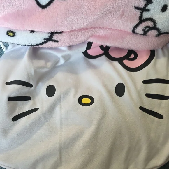 Pink Hello Kitty Hooded Blanket - Picture 6 of 7